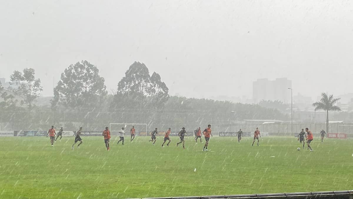 Sob chuva, Mano Menezes comanda treino intenso no Corinthians