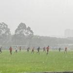 Sob chuva, Mano Menezes comanda treino intenso no Corinthians