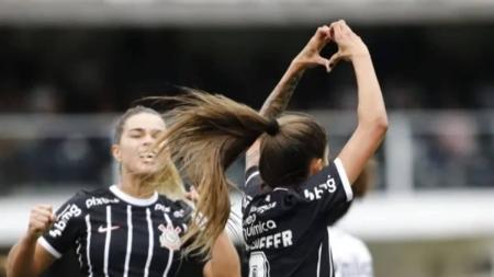 Corinthians venceu o Santos na Vila Belmiro neste domingo (27)