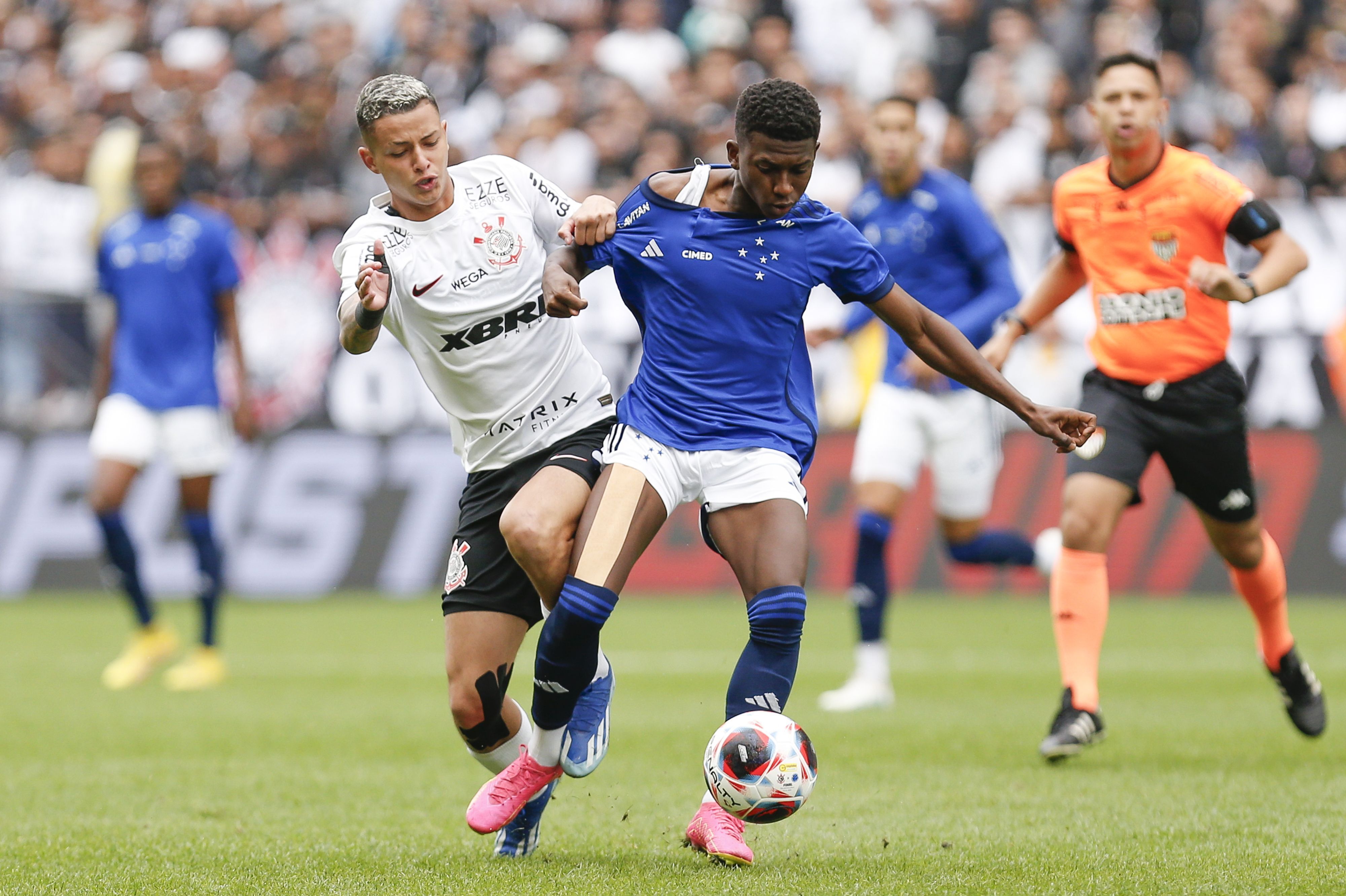 Corinthians marca no fim, vence Cruzeiro e conquista título da Copinha