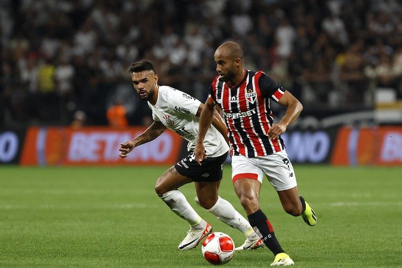 Romero e Raniele são absolvidos por torcida do Corinthians em noite de protestos
