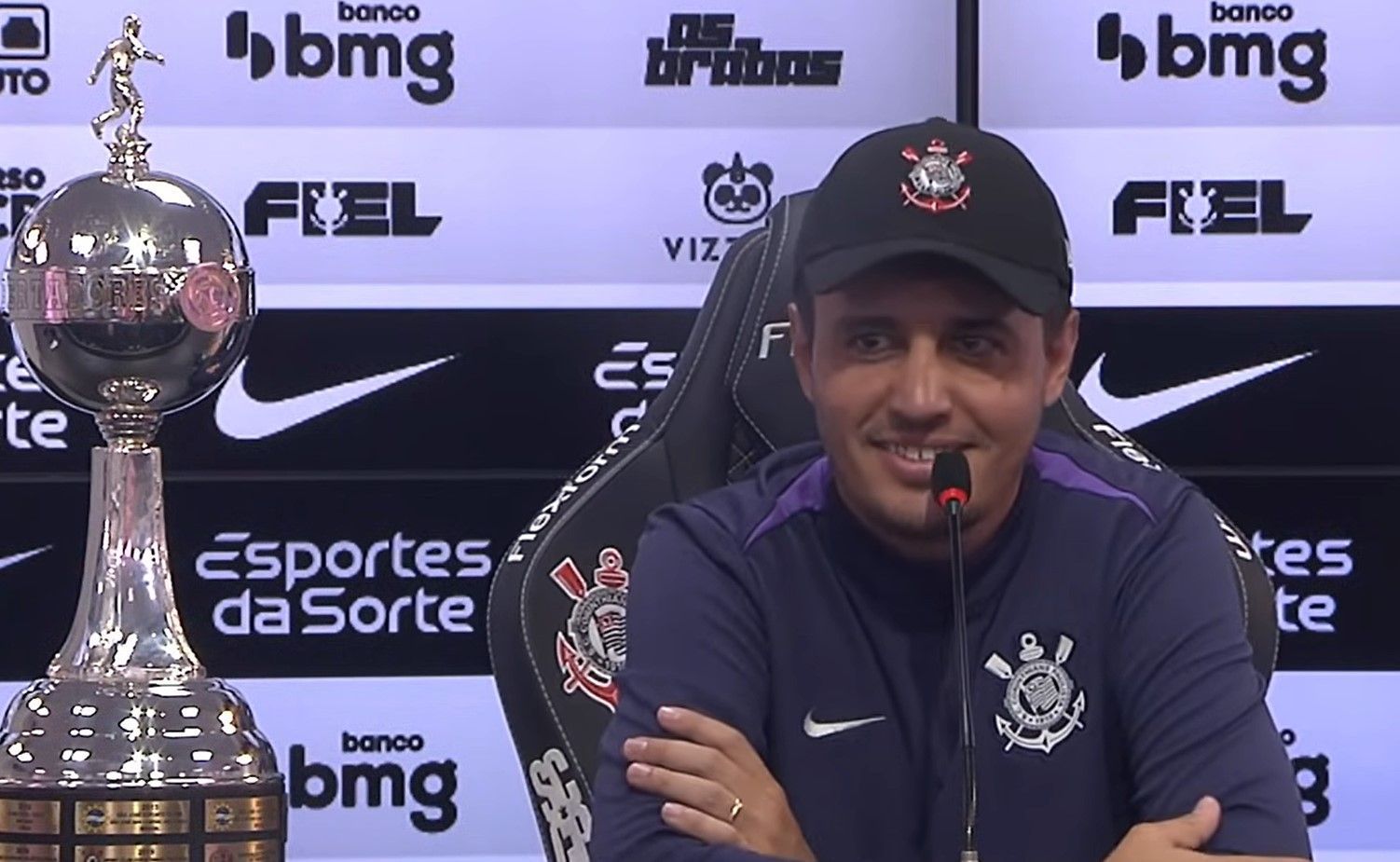 Técnico do Corinthians brinca e provoca Vasco ao falar de ambição pelo Paulista Feminino