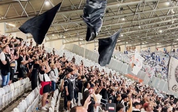 Torcida do Corinthians protesta após goleada sofrida para o Cruzeiro no Mineirão
