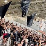 Torcida do Corinthians protesta após goleada sofrida para o Cruzeiro no Mineirão