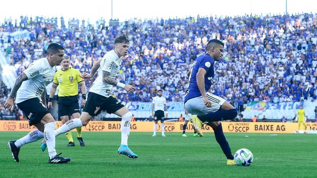 Cruzeiro luta, mas perde para o Corinthians em volta à Série A