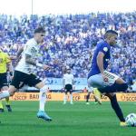 Cruzeiro luta, mas perde para o Corinthians em volta à Série A