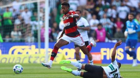 Coritiba e Flamengo se enfrentaram na tarde deste domingo, no Couto Pereira