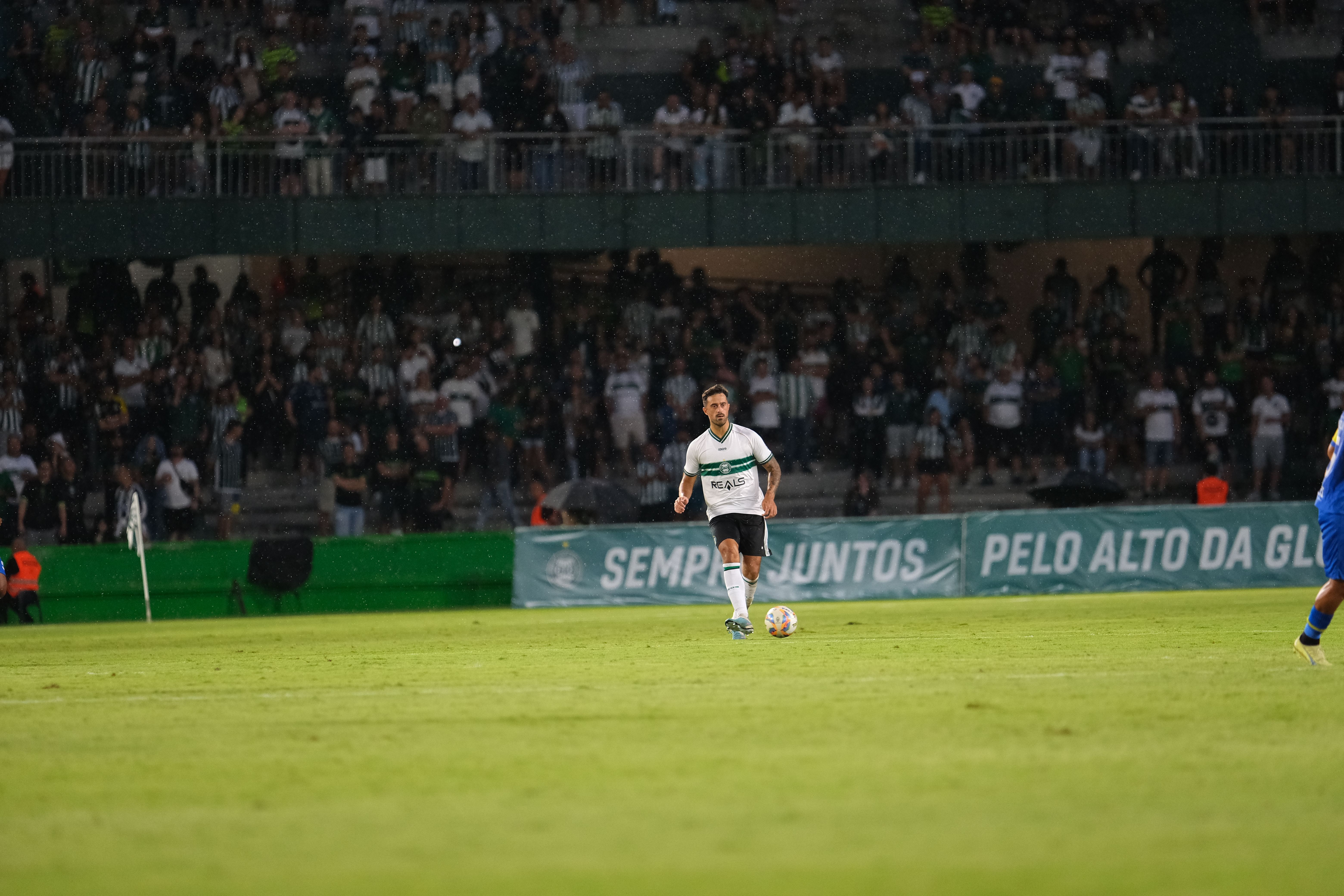 Coritiba não sai do zero contra o Maringá e cai na semi do Paranaense