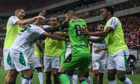 Bruno Melo, do Coritiba, comemora gol sobre o Sport