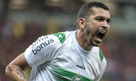 Bruno Melo, do Coritiba, comemora gol sobre o Sport