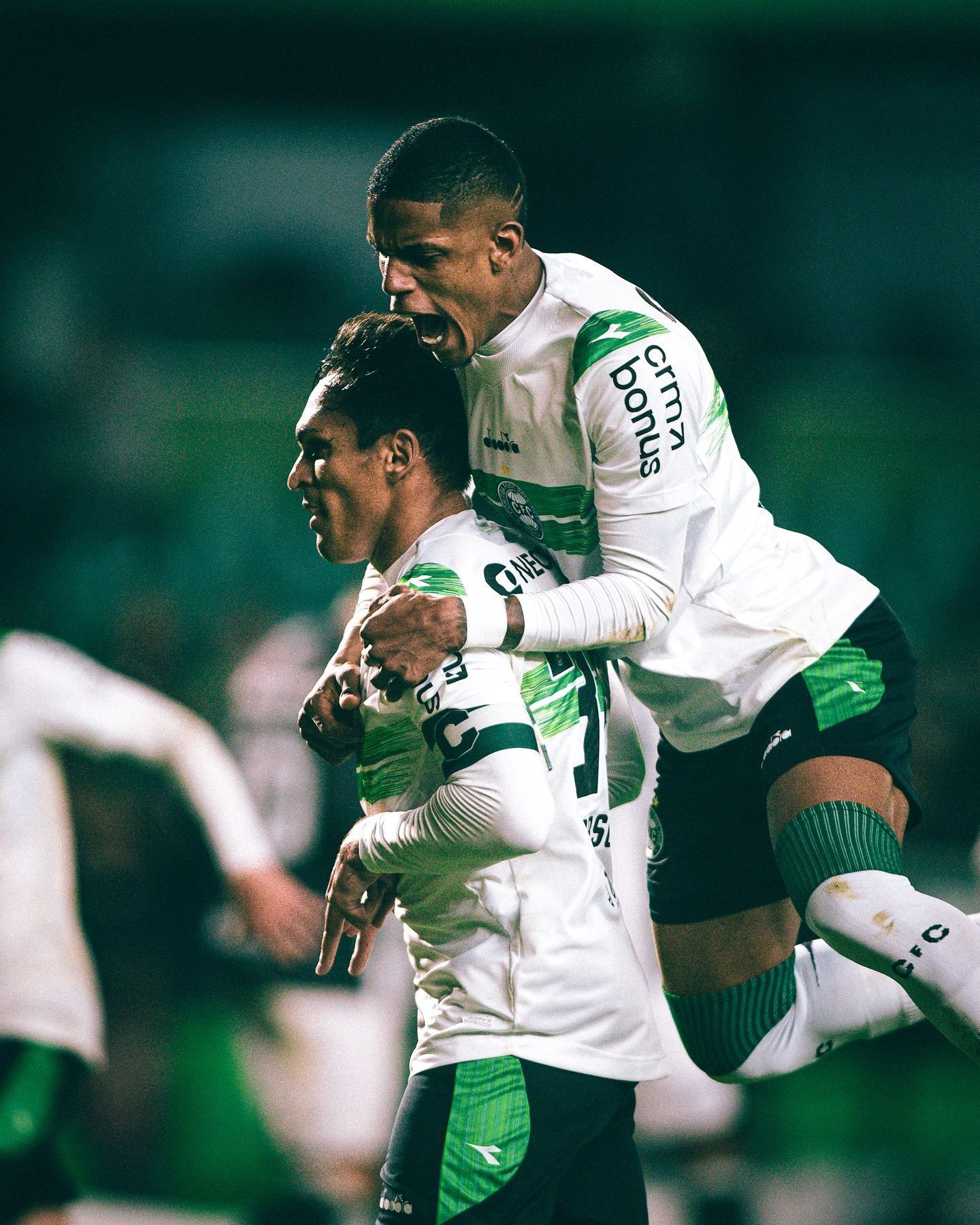 Fora de casa, Ceará perde para o Coritiba e se distancia do G4 da Série B