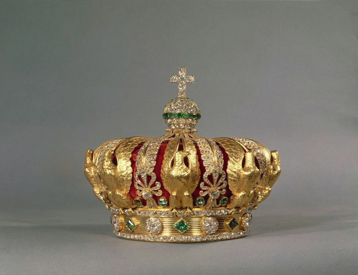 Roubo no Louvre: coroa de imperatriz é encontrada danificada perto do museu
