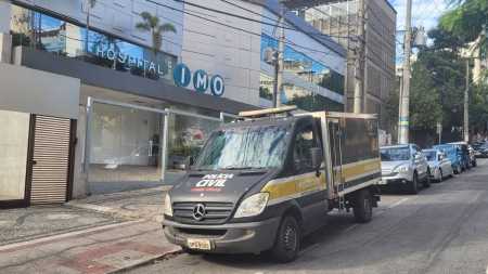 Corpo da mulher foi levado pelo rabecão na manhã desta terça-feira (25)