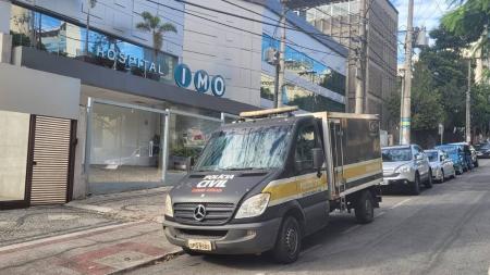 Corpo da mulher foi levado pelo rabecão na manhã desta terça-feira (25)