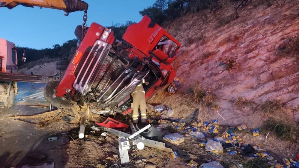 Carreta capota e deixa motorista ferido BR-251, em Francisco Sá