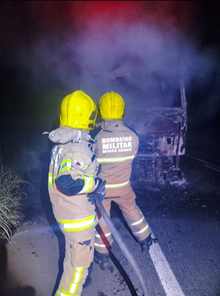 Incêndio atinge caminhão na BR-365, em Buritizeiro, no Norte de Minas