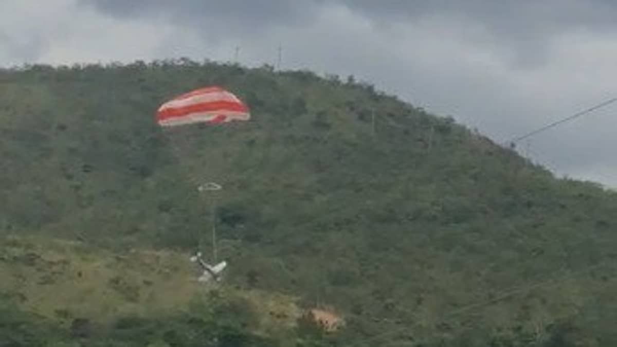 Vídeo mostra momento em que piloto aciona paraquedas de avião para pouso forçado em Sabará; assista 