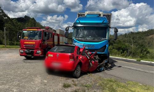 Colisão de carro com caminhão deixou 2 morto