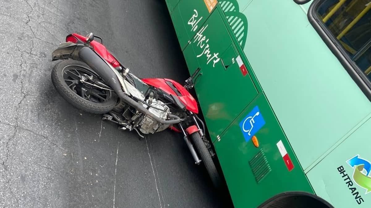 Moto fica embaixo de ônibus em acidente na avenida Amazonas em Belo Horizonte; veja imagens 