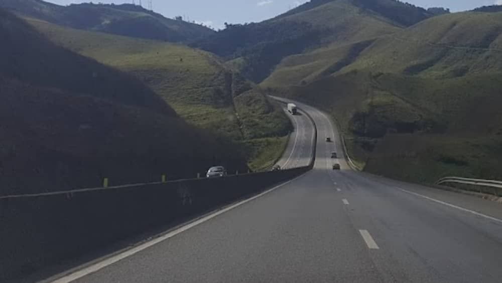 Motociclista tem sangramento na cabeça após bater em carreta na BR-040, em Nova Lima