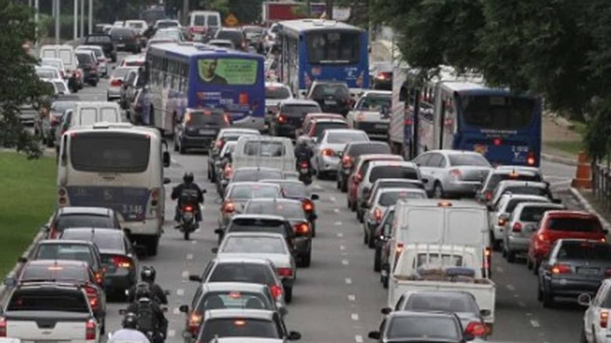 Acidente na BR-040 provoca 12 km de congestionamento na Grande BH