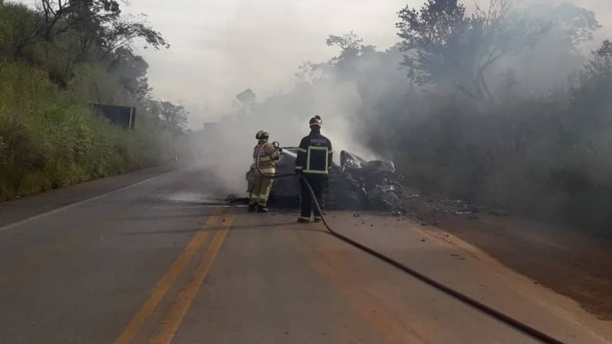 Carro pega fogo ao bater em caminhão e incêndio se alastra nas margens da rodovia