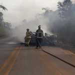 Carro pega fogo ao bater em caminhão e incêndio se alastra nas margens da rodovia