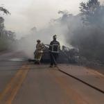 Carro pega fogo ao bater em caminhão e incêndio se alastra nas margens da rodovia