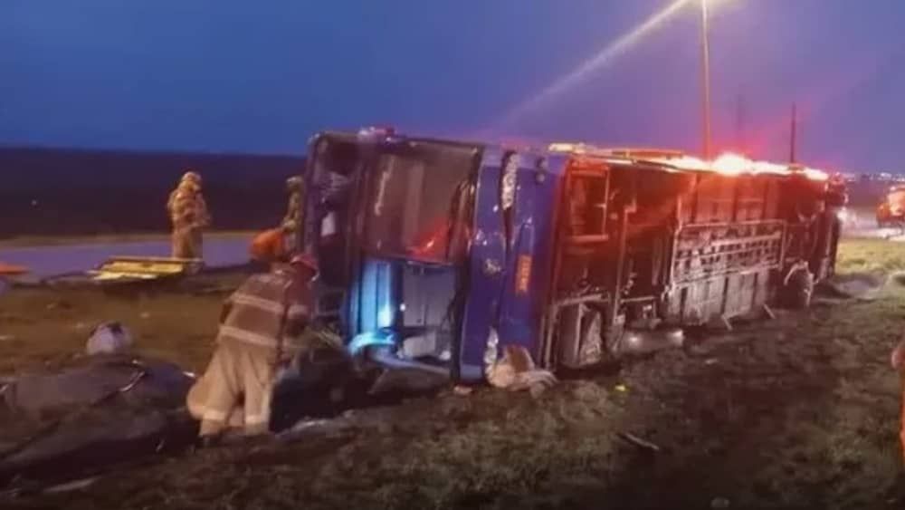 Ônibus que tombou e deixou sete mortos no Distrito Federal estava irregular e fugia de escolta 