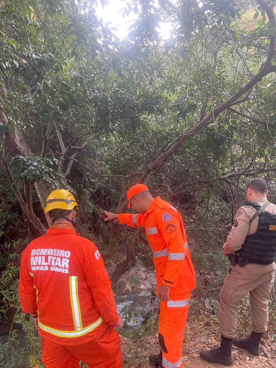 Corpo de homem é encontrado em córrego com água de esgoto em Sabará, na Grande BH