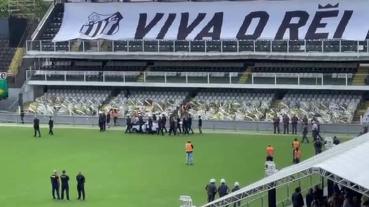 Corpo de Pelé deixa Vila Belmiro e segue para cemitério