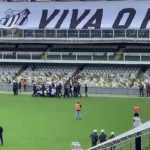 Corpo de Pelé deixa Vila Belmiro e segue para cemitério
