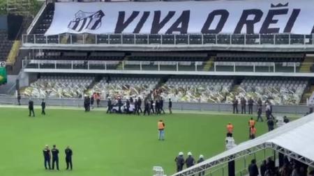 Corpo de Pelé deixou a Vila Belmiro na manhã desta terça-feira (3)