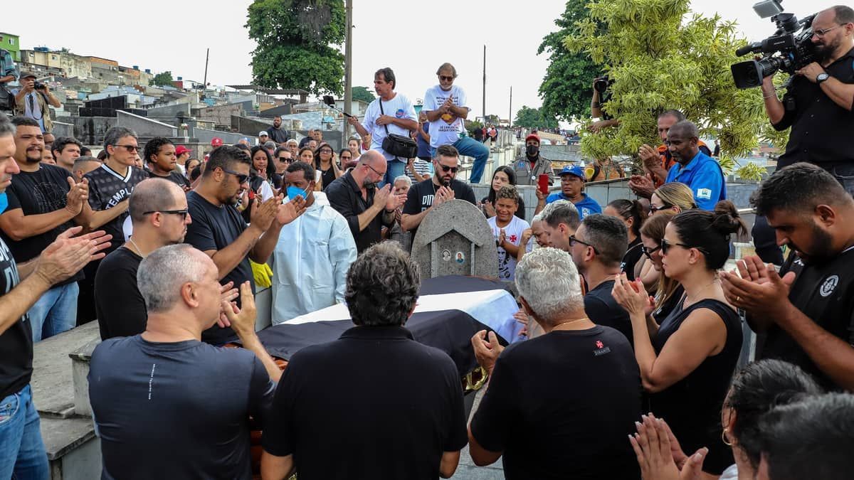 Corpo de Roberto Dinamite é sepultado no Rio