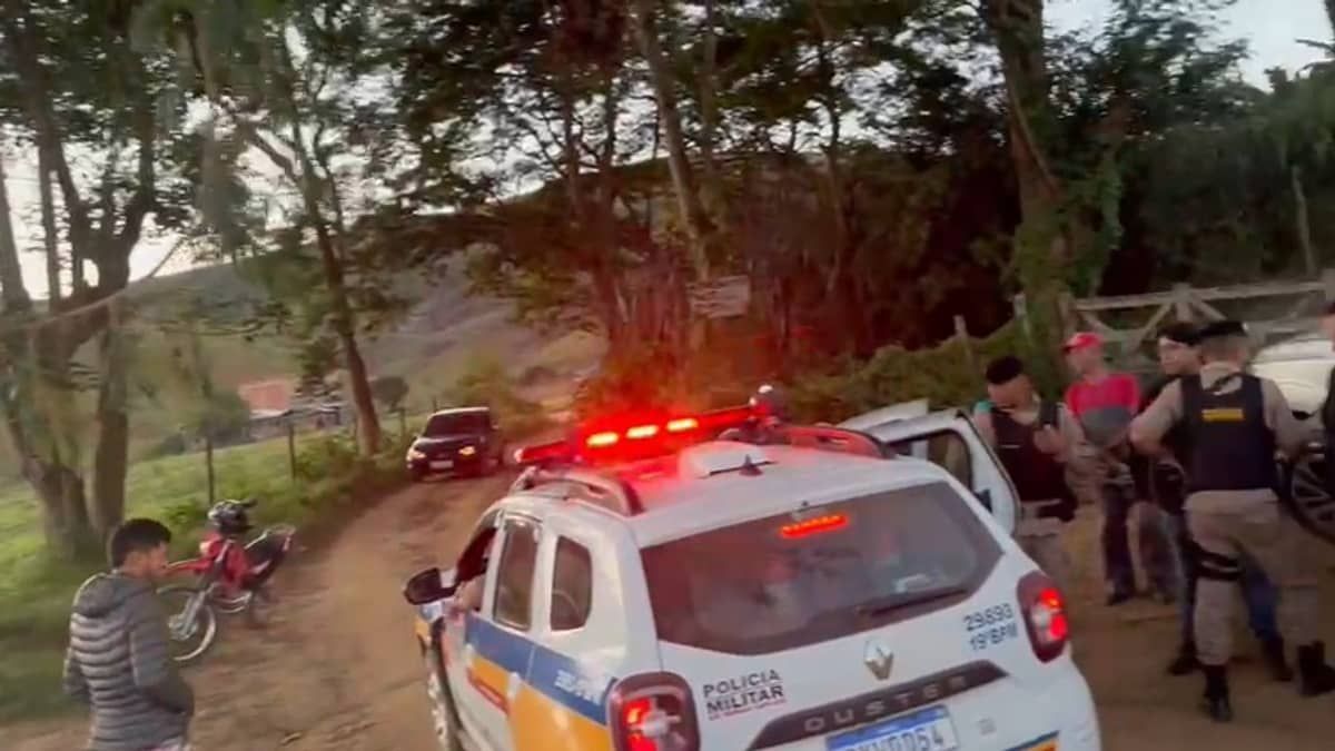 Jovem é preso suspeito de cárcere privado e de enterrar corpo de recém-nascido em área de pasto em MG