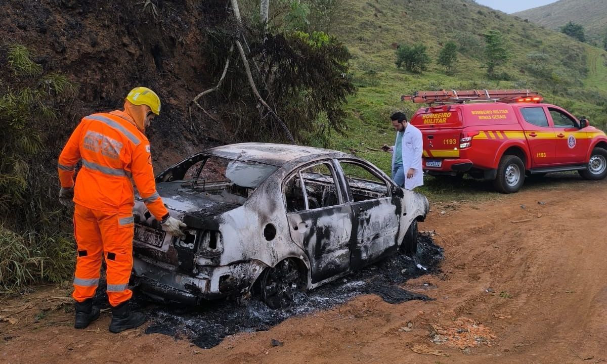 Bombeiros atuam em resgate de corpo em carro carbonizado em Juiz de Fora
