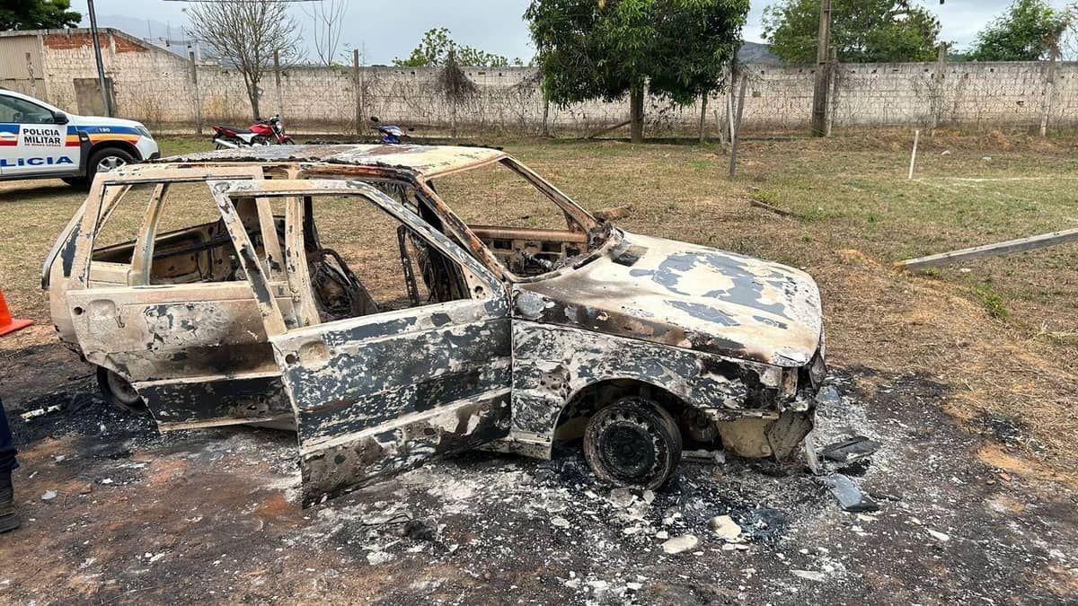Corpo carbonizado é encontrado dentro de carro em Governador Valadares