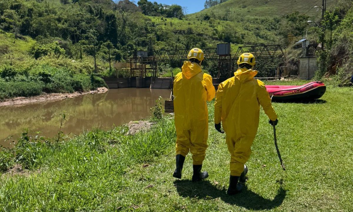 Bombeiros resgatam corpo no Rio Paraibuna em Juiz de Fora