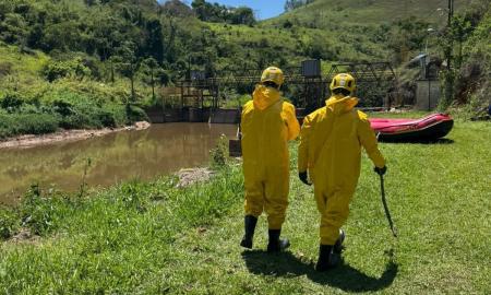 Corpo resgatado Rio Paraibuna perto da Usina de Marmelos em Juiz de Fora Foto Corpo de Bombeiros Juiz de Fora.jpg