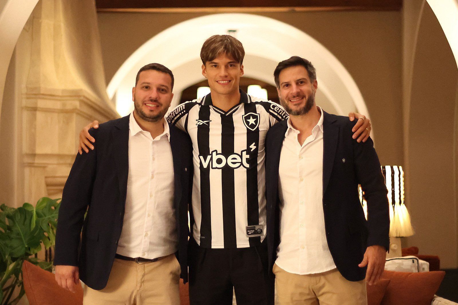 Joaquín Correa é integrado ao elenco do Botafogo, e Savarino chega aos EUA