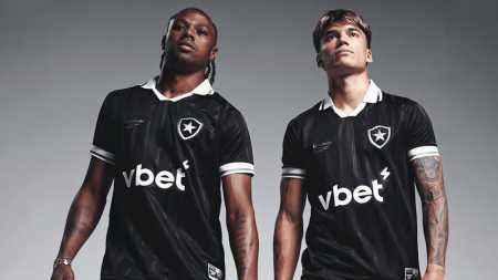 Botafogo apresenta nova camisa preta para a temporada