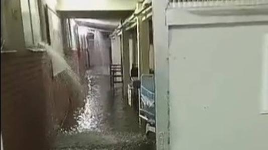 Corredores de um hospital foram inundados durante a passagem do ciclone