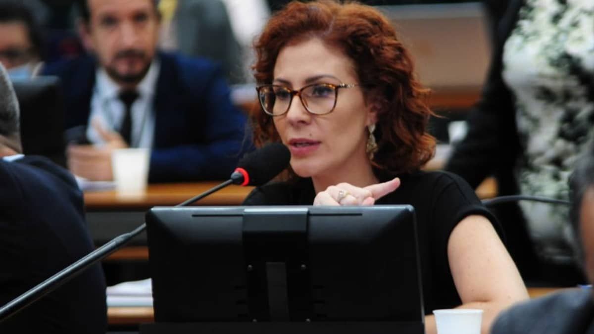 PT acusa Carla Zambelli de racismo por chamar deputada de 'Chica da Silva' e vai à PGR