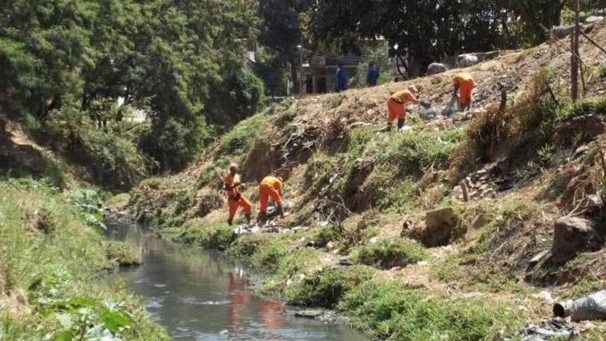 SLU retira mais de 11 toneladas de lixo de córregos de Belo Horizonte 