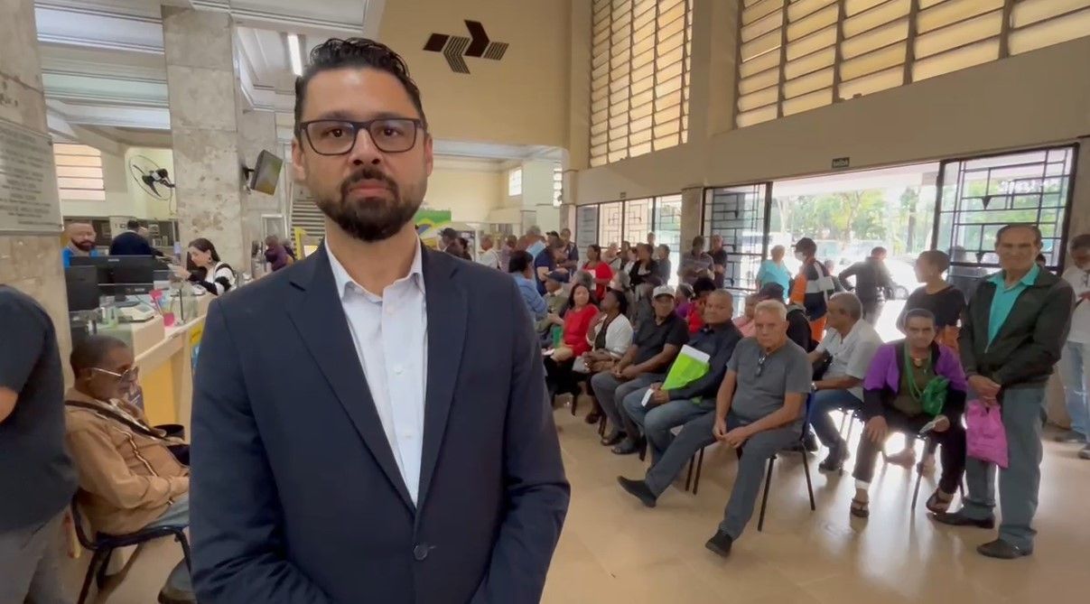 Fraude do INSS: sistema registra lentidão, e fila continua na agência dos Correios do Centro de BH