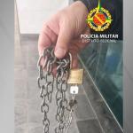 Homem é resgatado após três dias acorrentado, mas acaba preso; entenda