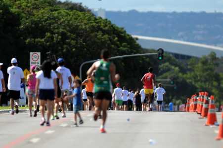 A bola não vai rolar no Mineirão neste sábado, mas a agitação toma conta da esplanada do estádio, que completa 50 anos.