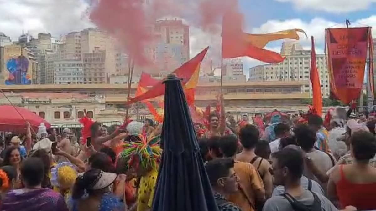 Corte Devassa desfila pela Sapucaí com descontração e ironias à monarquia portuguesa