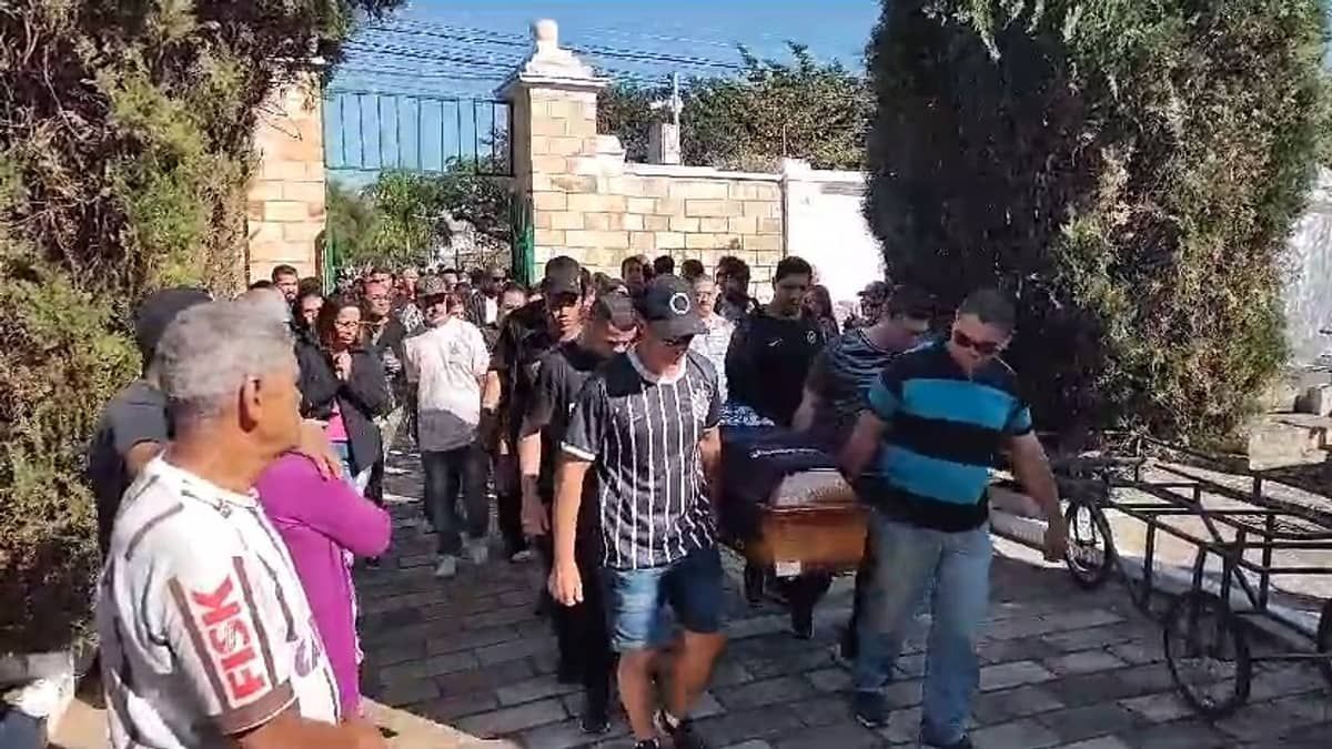 Vídeo: organizadas do Corinthians fazem última homenagem aos torcedores mortos em acidente
