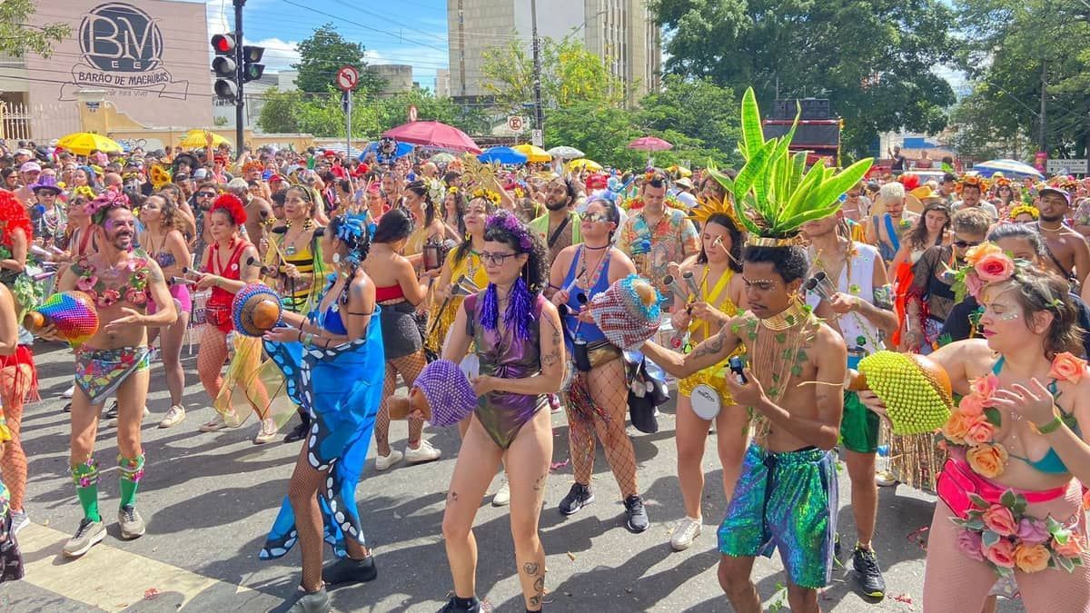 Carnaval de BH: Abalô-Caxi enche avenida Assis Chateaubriand com concentração do cortejo